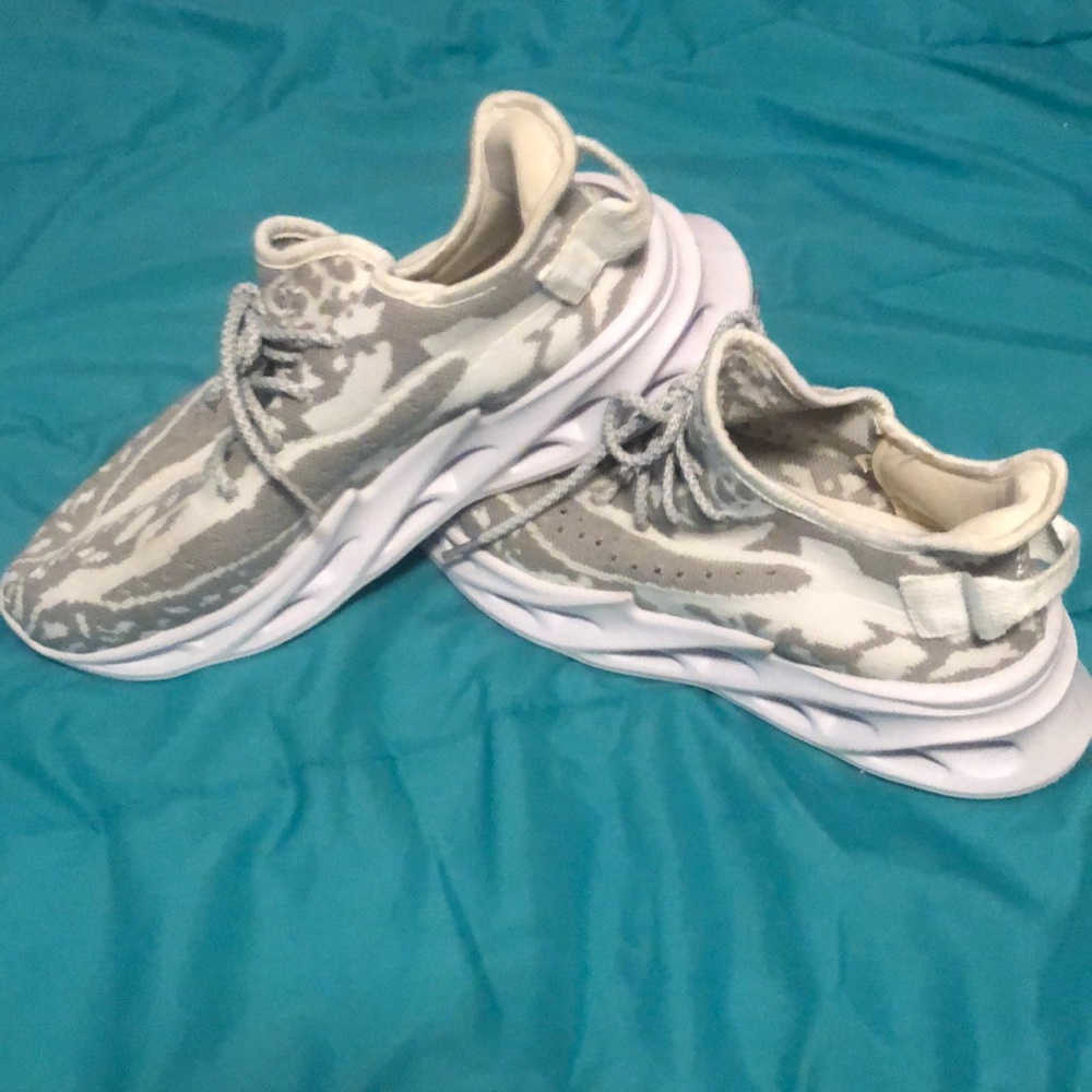 New white moon athlete running shoes